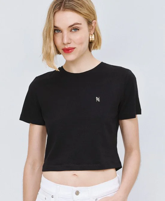 63-2135-BLACK-01-550x668h.jpg T-shirt κοντό με μεταλλική λεπτομέρεια - Image 1